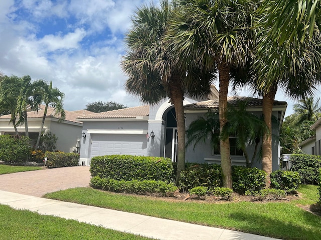 view of front facade featuring a garage