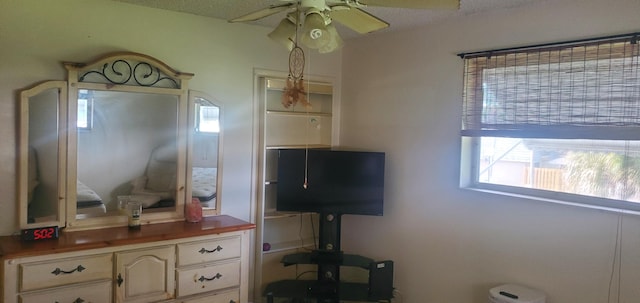 bedroom featuring ceiling fan and a textured ceiling