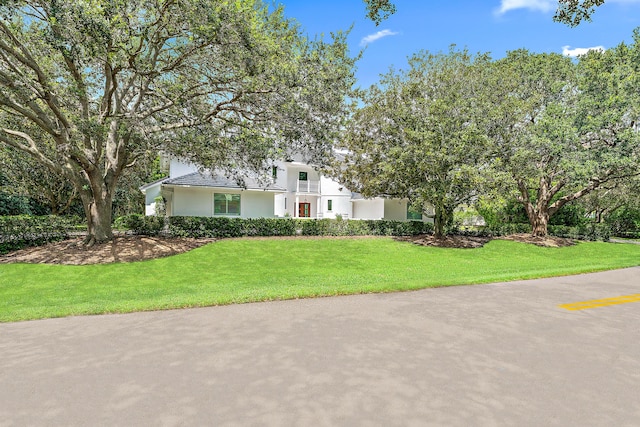 view of front facade featuring a front yard