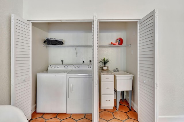 laundry area featuring light tile patterned floors and independent washer and dryer