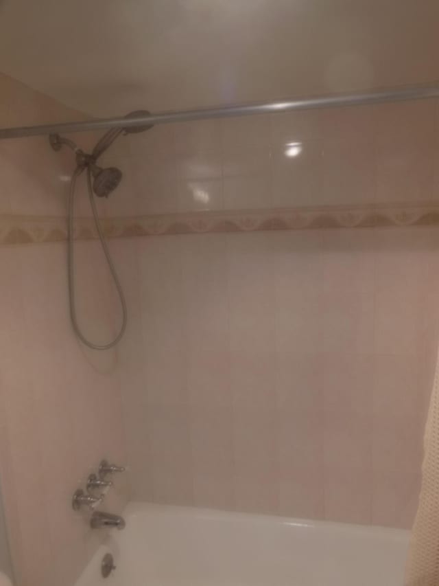 bathroom with shower / tub combo