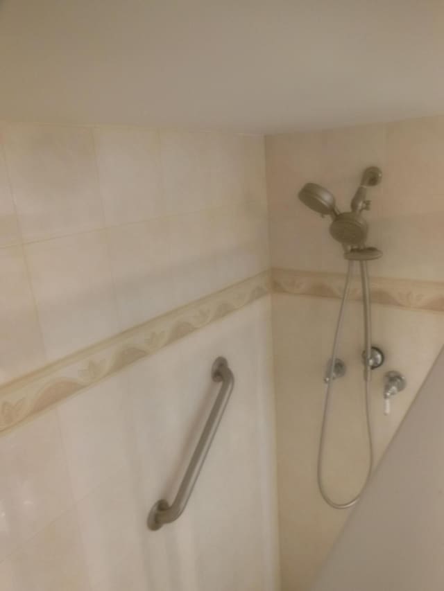 details featuring tiled shower