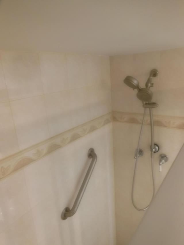 405 US Highway 1 Unit 307, Palm Beach Gardens, FL 33408 - bathroom view of a tile shower