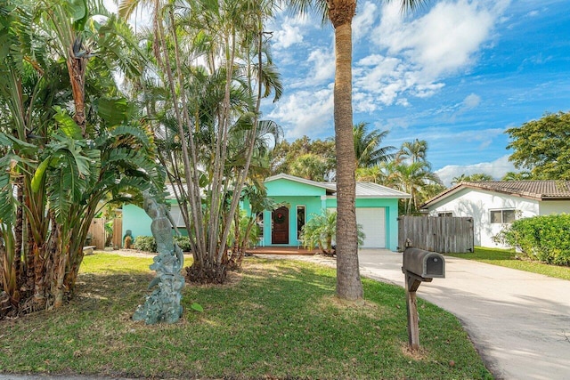 view of front of home featuring a front lawn