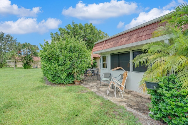 view of yard featuring a patio