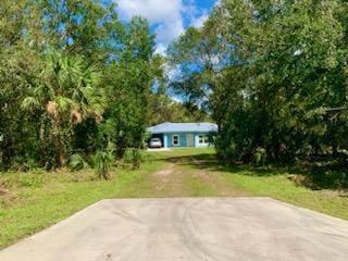 view of yard featuring driveway