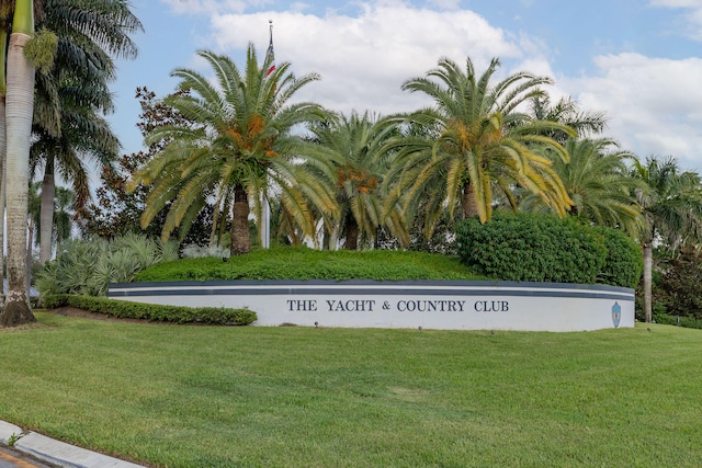 community / neighborhood sign featuring a lawn