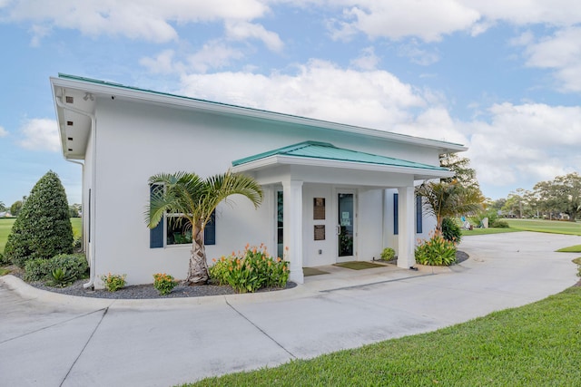 view of front of property with a front yard