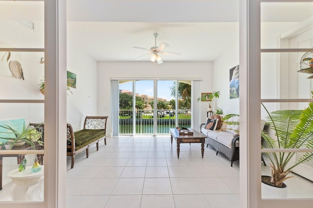 sunroom with ceiling fan