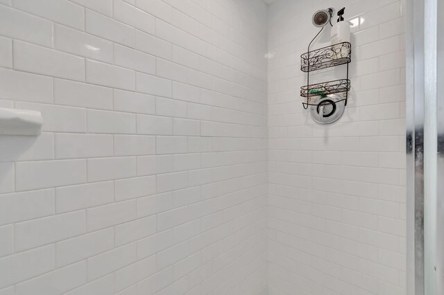 details with a tile shower