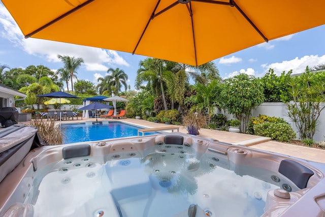 2951 San Remo Way, Delray Beach, FL 33445 - outdoor pool featuring a hot tub and a patio