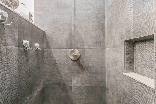 bathroom featuring a tile shower