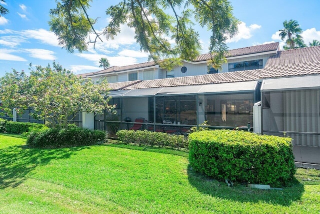 back of house featuring a lawn