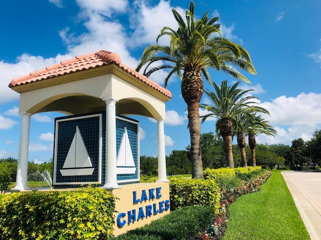 community sign with a lawn