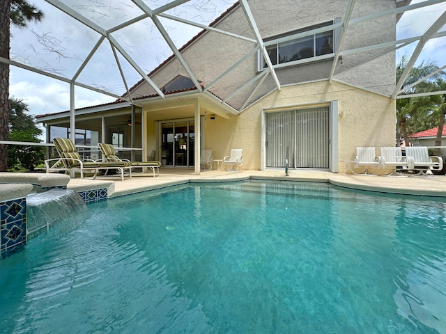 view of swimming pool with a lanai, ceiling fan, a patio, and pool water feature