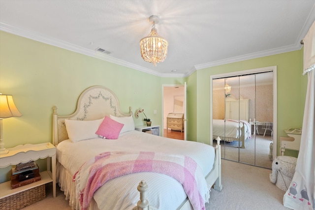 bedroom with a closet, carpet floors, crown molding, visible vents, and a chandelier