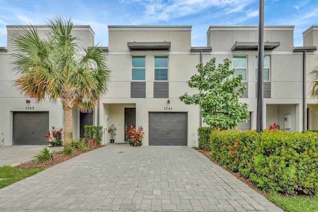 view of front facade featuring a garage