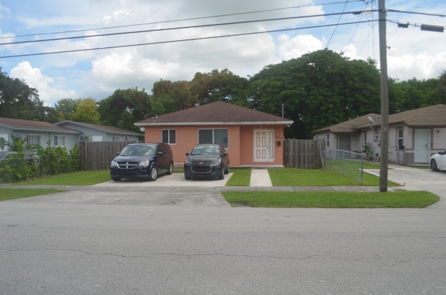 view of front of home featuring a front lawn