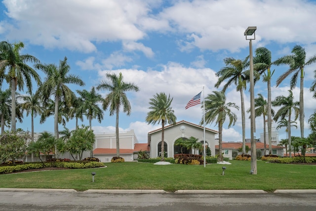 view of front of property featuring a front yard