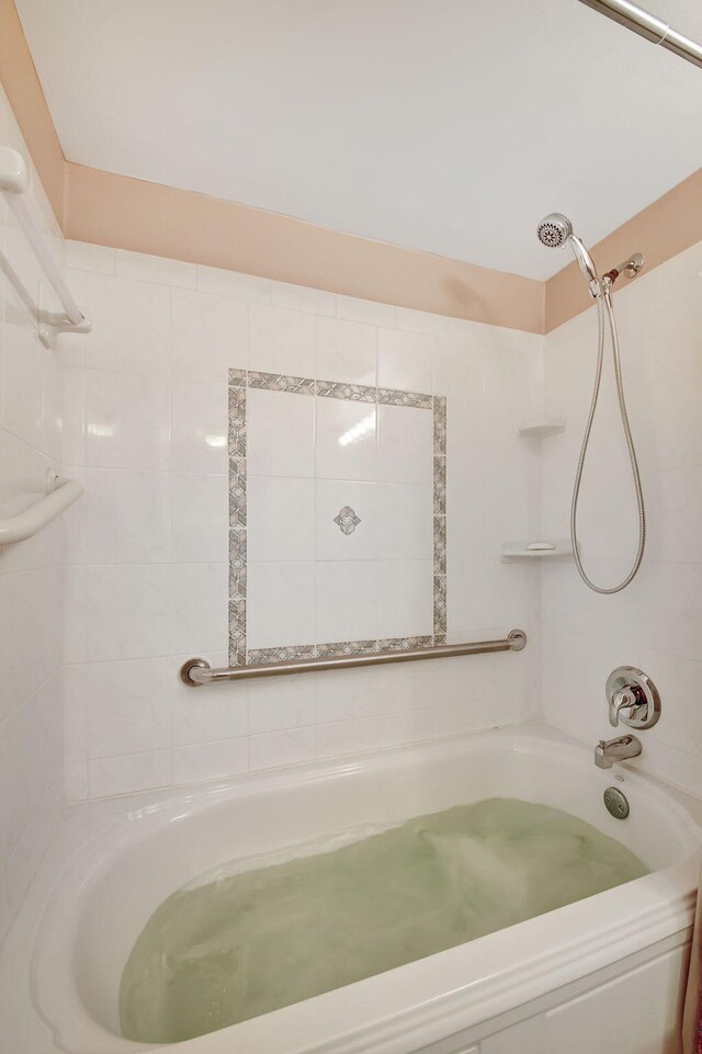 bathroom with tiled shower / bath combo