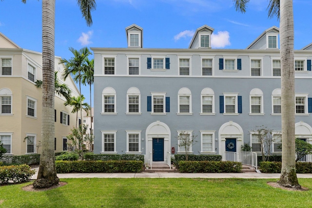 multi unit property featuring a front yard