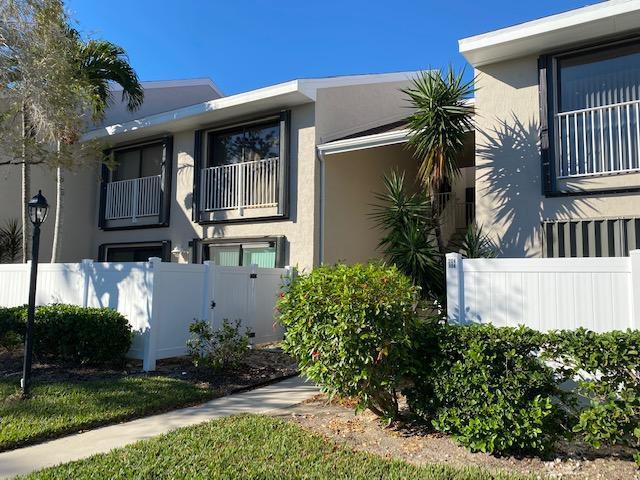 view of front of home featuring a balcony