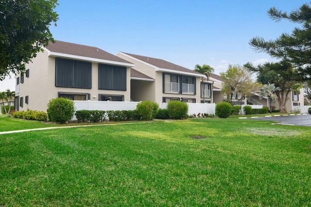 view of front of property featuring a front lawn