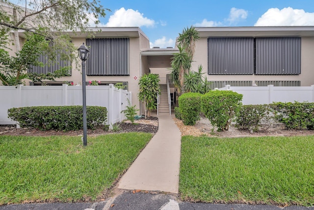 view of front of house featuring a front yard