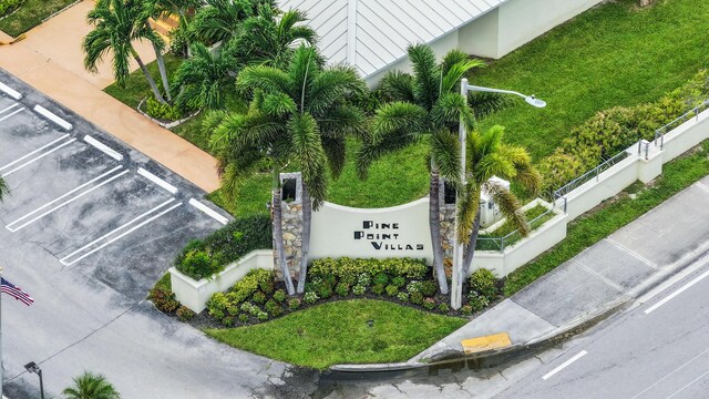 view of front of property featuring a front lawn