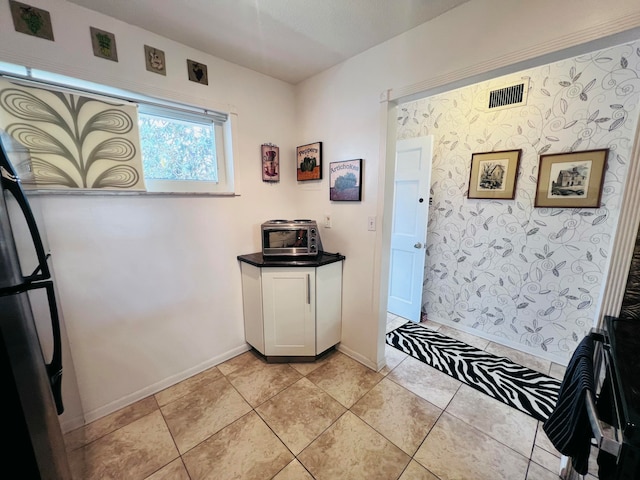 laundry room featuring light tile patterned floors