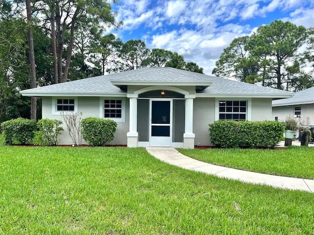 view of front of home featuring a front yard