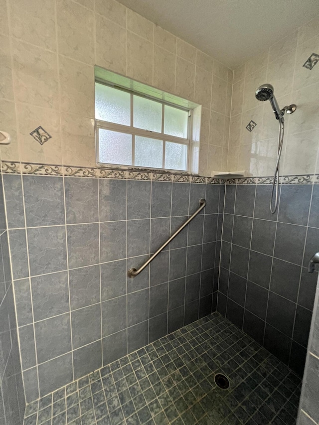 bathroom featuring a tile shower