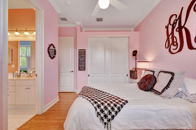 bedroom with light wood-type flooring, ornamental molding, ceiling fan, and a closet