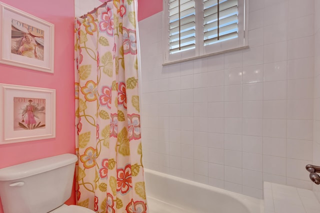 bathroom featuring toilet and shower / bath combo with shower curtain