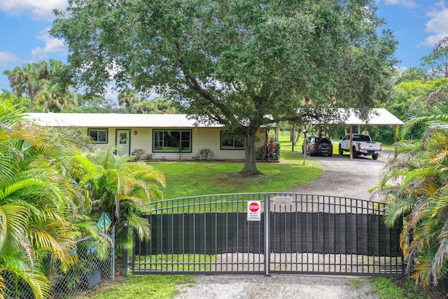 view of front of property featuring a front lawn