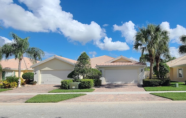 view of front of home featuring a front yard and a garage