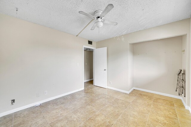 unfurnished room with a textured ceiling and ceiling fan