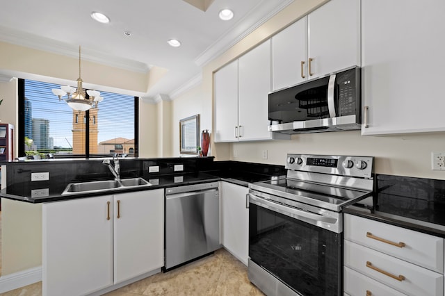 kitchen featuring sink, stainless steel appliances, an inviting chandelier, white cabinets, and ornamental molding