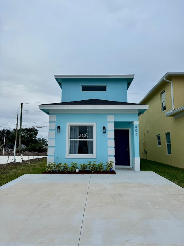 view of front of property with a front lawn