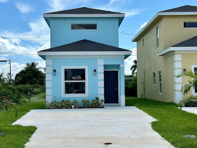 view of front of home featuring a patio area and a front lawn