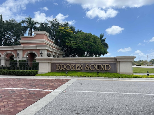 view of community / neighborhood sign