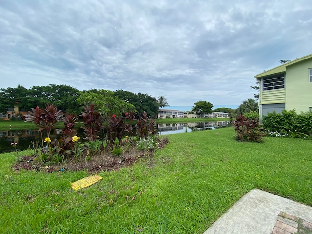 view of yard featuring a water view