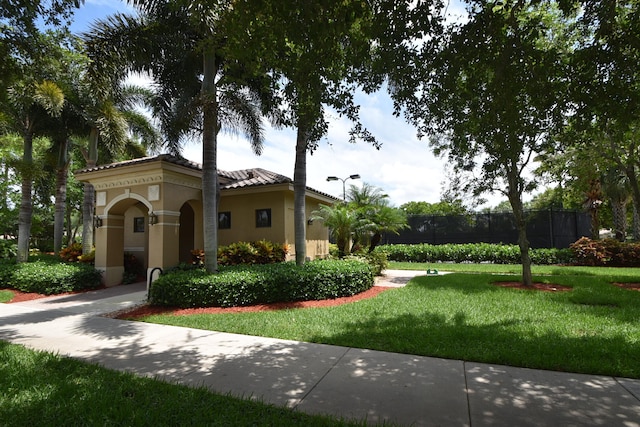 view of front facade featuring a front yard