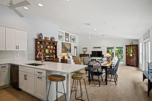 kitchen with kitchen peninsula, sink, and ceiling fan