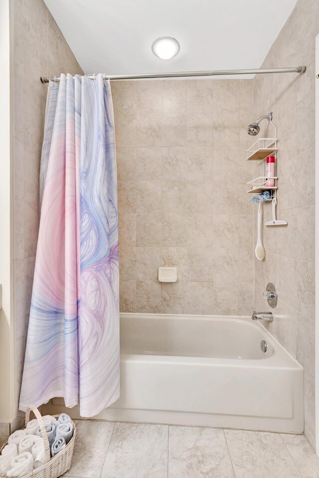 bathroom featuring shower / bath combo with shower curtain