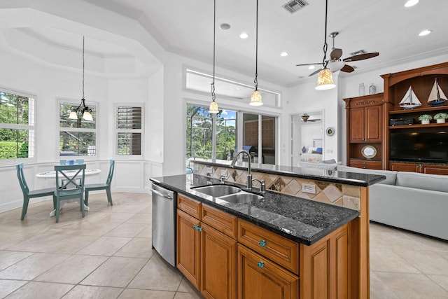 kitchen with ceiling fan, a kitchen island with sink, dishwasher, a sink, and light tile patterned floors