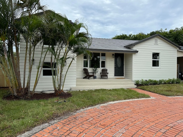 ranch-style home featuring a porch