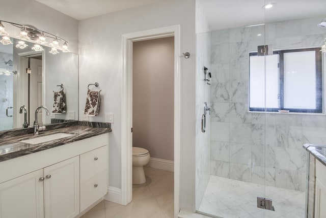 15 Lexington Ln E Unit G, Palm Beach Gardens, FL 33418 - bathroom with a marble finish shower, vanity, and toilet