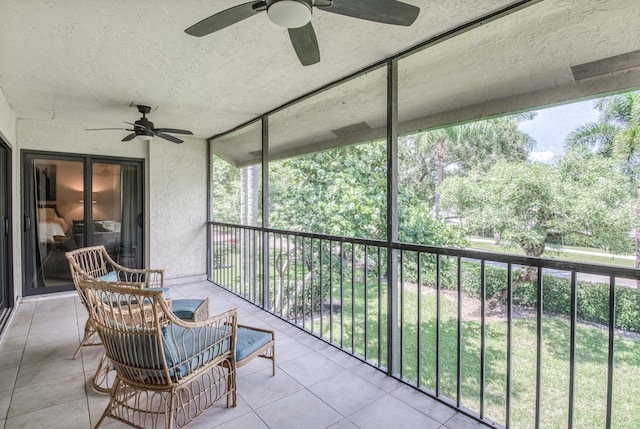 sunroom with ceiling fan