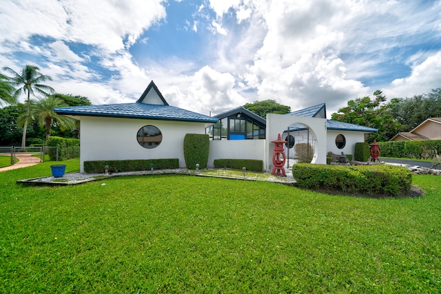 view of front of home featuring a front lawn